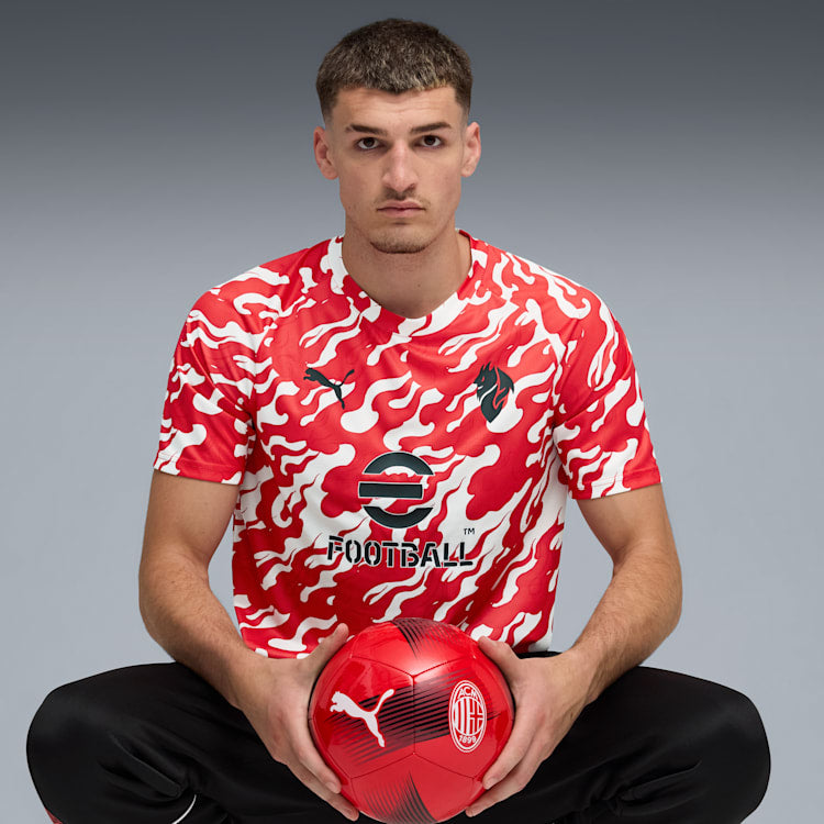 Vooraanzicht van het officiële PUMA AC Milan Warm-up Jersey 2025/2026 in rood-zwart, beschikbaar bij Kickoff Antwerpen - voetbalwinkel