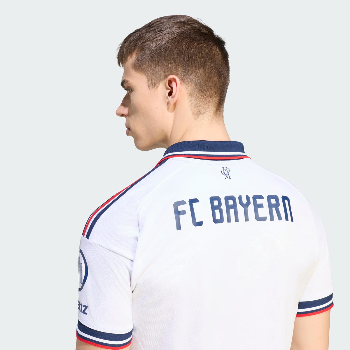 Adidas FC Bayern München uitvoetbalshirt 2026 2027 met officiële clubdetails op model Kickoff Antwerpen