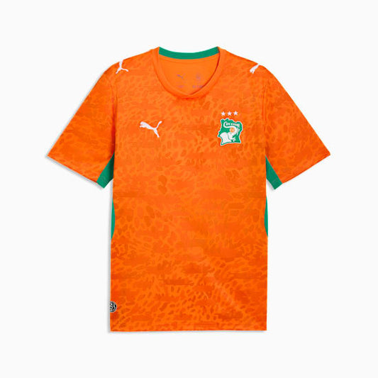 Oranje Puma FIF Ivoorkust Home Jersey met officieel bondsembleem van de Ivoriaanse voetbalbond, verkrijgbaar bij voetbalshop Kickoff Antwerpen.