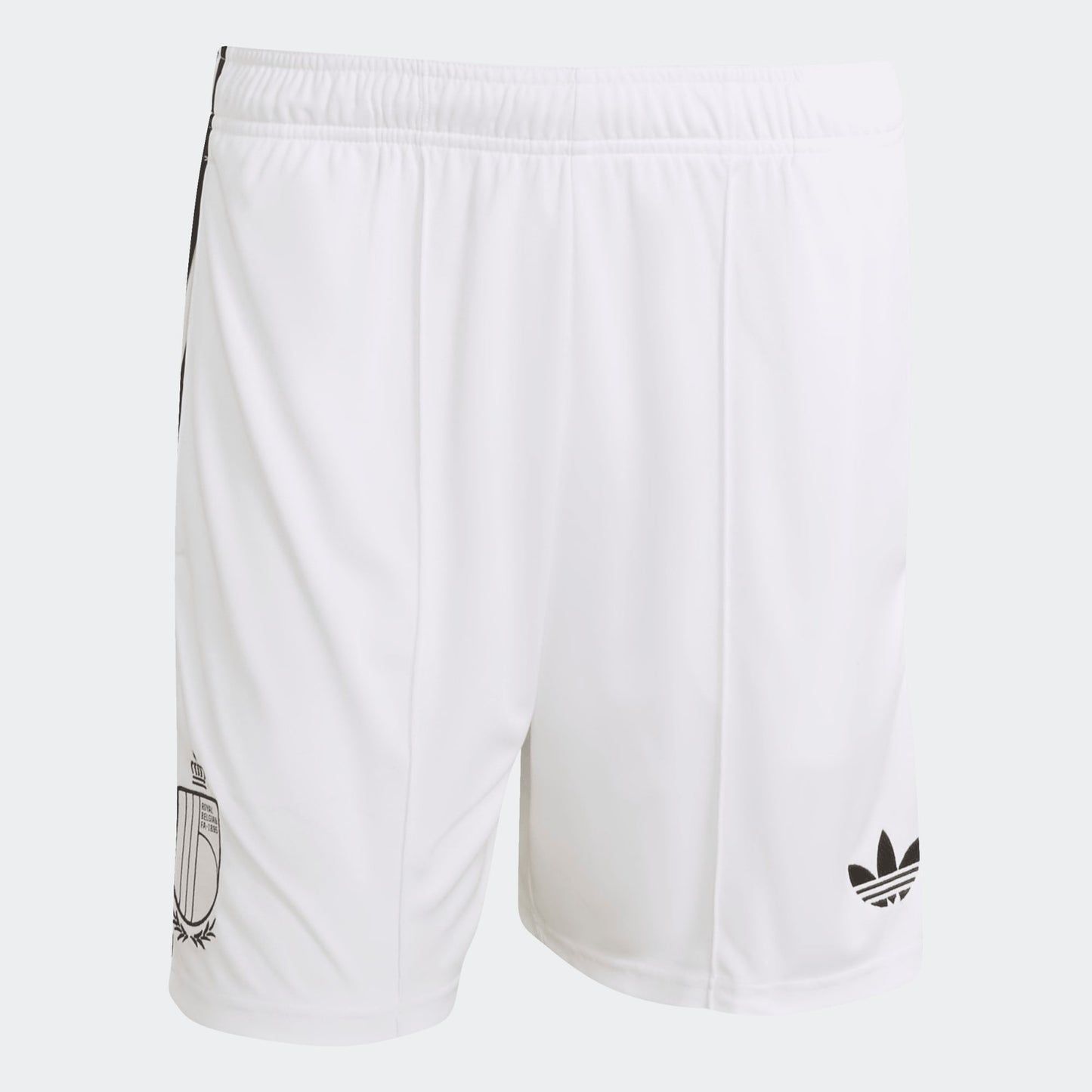 Witte Adidas Orignals RBFA België Away Short 2026-2028 met zwarte accenten en het officiële logo van de Belgische voetbalbond, verkrijgbaar bij de voetbalshop Kickoff Antwerpen.