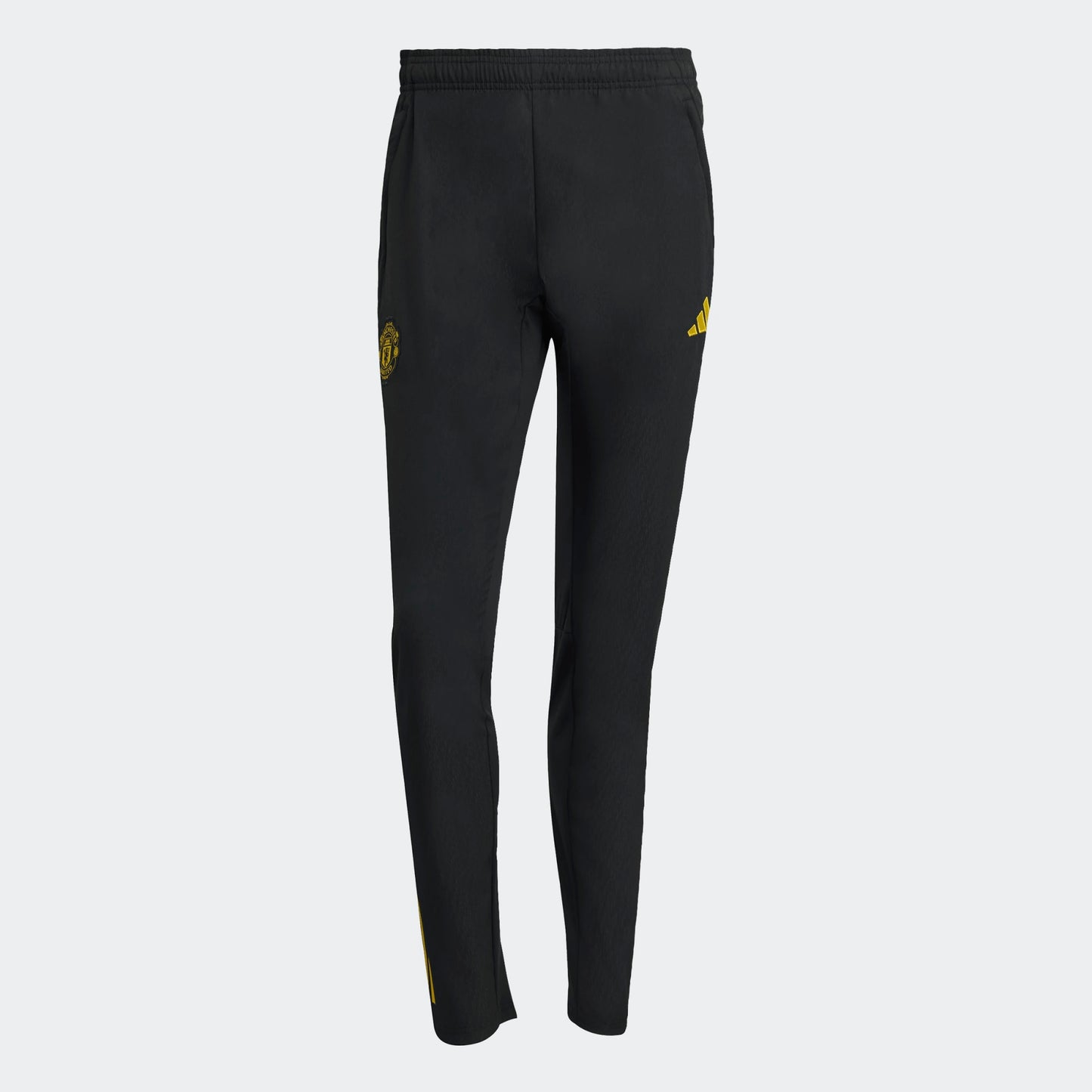 Adidas Manchester United EU Presentation Pants 2025/2026 zwarte taps toelopende trainingsbroek met clublogo Kickoff Antwerpen voetbalshop