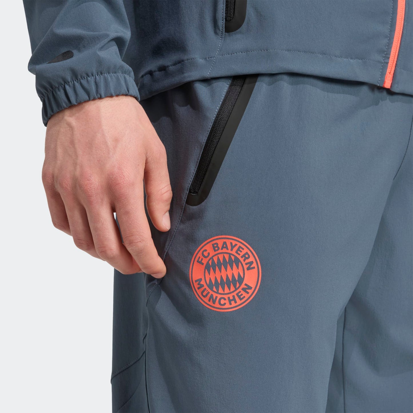 Adidas FC Bayern München Travel Trainingspak 2025-2026 – jas en broek in clubstijl, comfortabel en ademend, verkrijgbaar bij Kickoff Antwerpen.