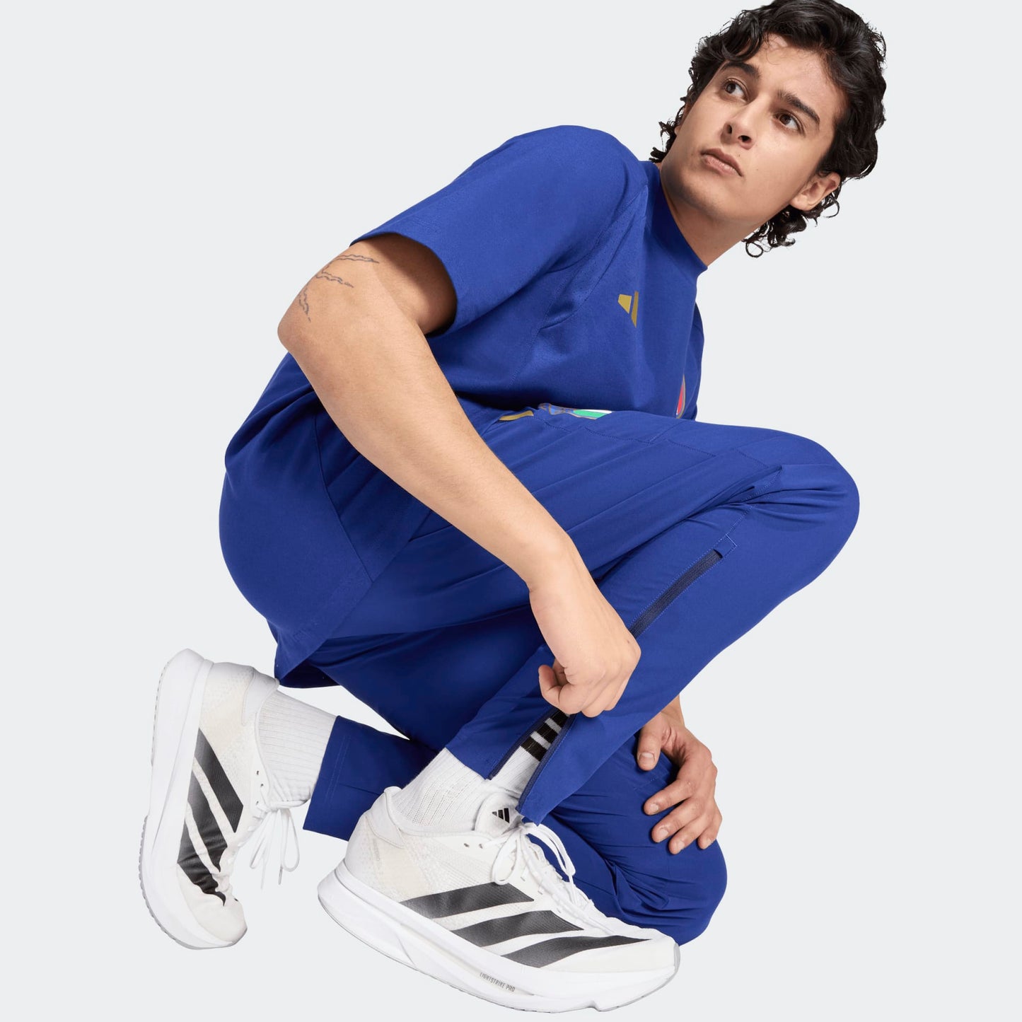 Adidas FIGC Italië TT Trainingsbroek Blauw Voorkant – Officiële FIGC Trainingsbroek Kickoff Antwerpen de voetbalshop