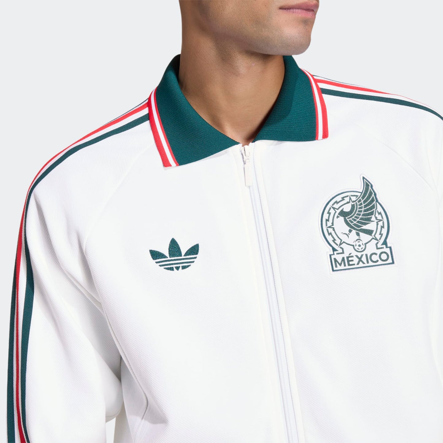 Wit Adidas Originals FMF Mexico Anthem Jacket met groen Trefoil-logo en officiële bondbadge, verkrijgbaar bij voetbalshop Kickoff Antwerpen.