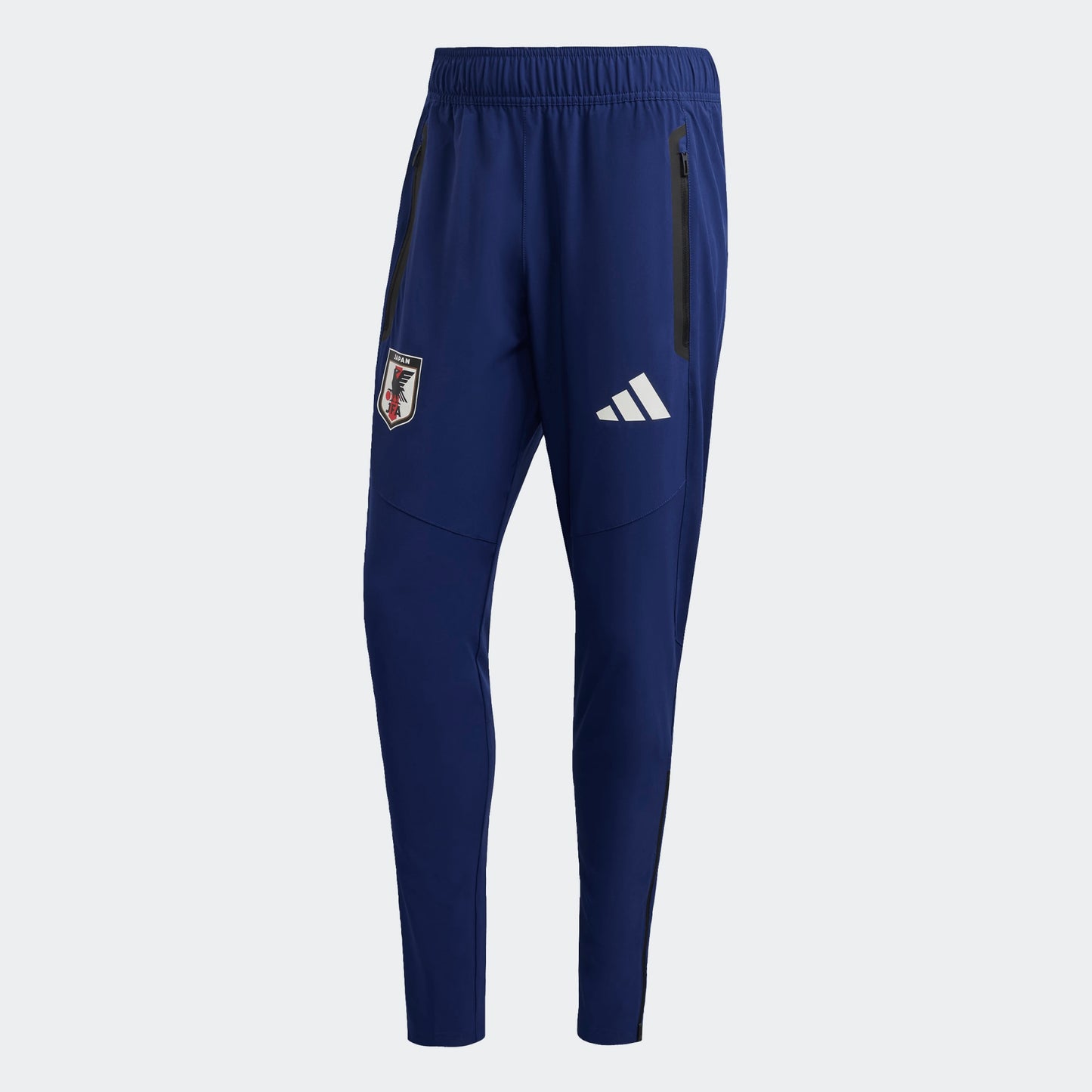 Adidas JFA Japan Travel Pants heren, zwarte voetbalbroek met Japan logo, gedragen voor WK 2026. Exclusief bij Kickoff Antwerpen.