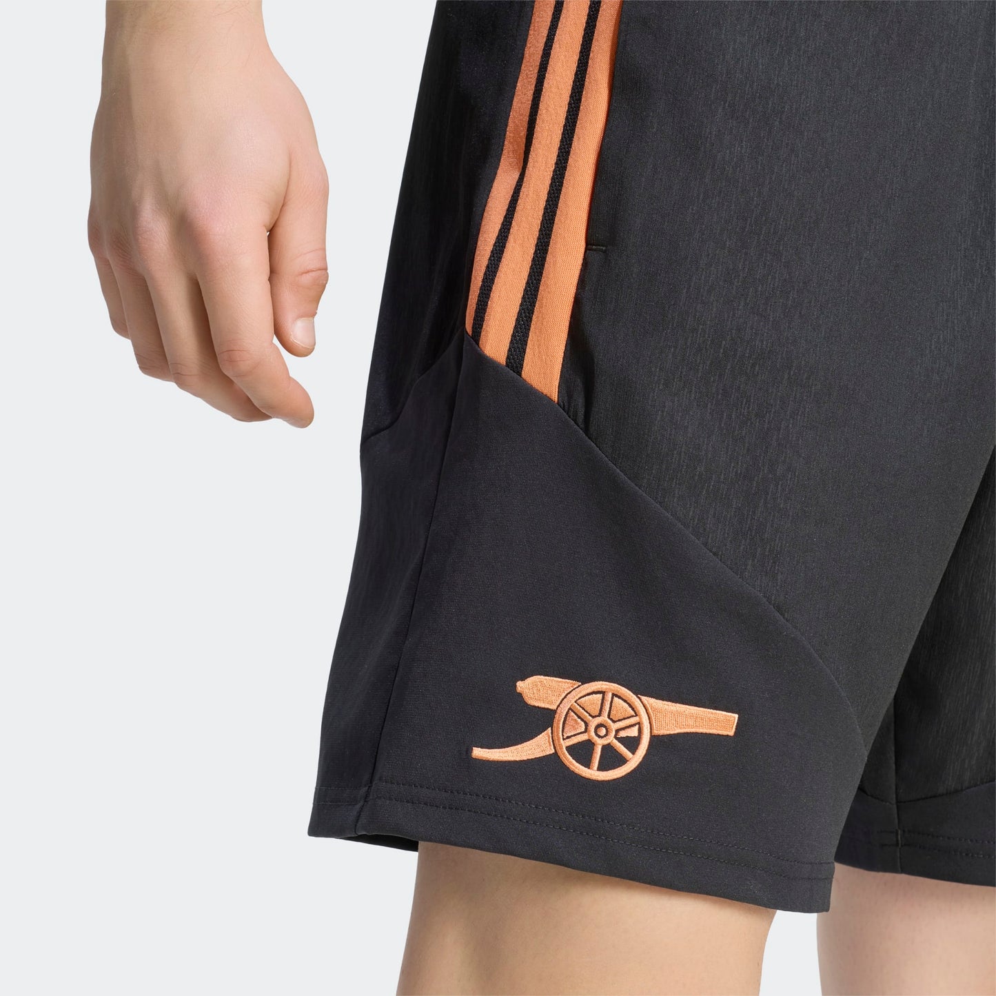 Adidas Arsenal Downtown Short 2026-2027 officieel voetbalshort heren Kickoff Antwerpen de voetbalshop van Antwerpen