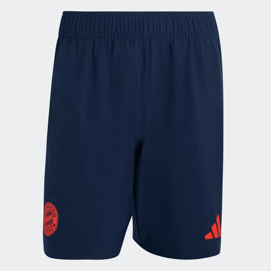Adidas FC Bayern München Tiro travel reisshorts met clubdetails op model Kickoff Antwerpen
