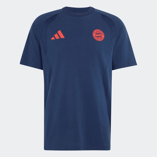 Adidas FC Bayern München Tiro travel reisshirt T-shirt met clubdetails op model Kickoff Antwerpen