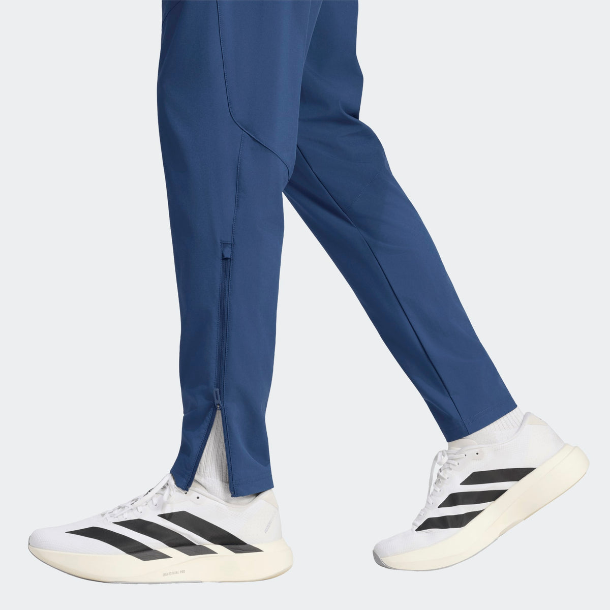 Adidas Ajax Amsterdam TT trainingspak 2026 2027 met clublogo en Adidas strepen op model Kickoff Antwerpen