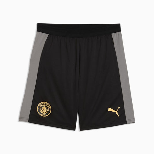 Puma Manchester City voetbaltrainingsshort 2026 2027 heren met clubdetails op model Kickoff Antwerpen