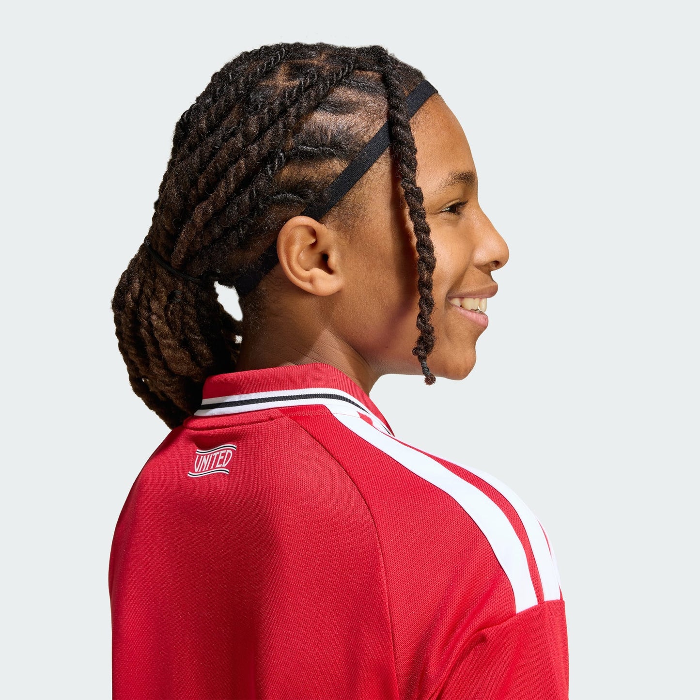 Rood Adidas Manchester United Home Jersey Junior 2026/2027 kindershirt met Climacool-technologie, gratis verzending boven 79 euro via Kickoff Antwerpen de voetbalshop van Antwerpen.