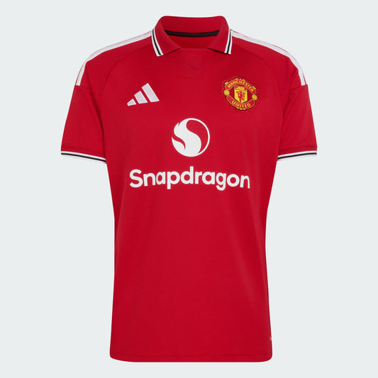 Rood Adidas Manchester United Home Jersey 2026/2027 thuisshirt met Climacool-technologie, verkrijgbaar bij Kickoff Antwerpen, de voetbalshop van Antwerpen.