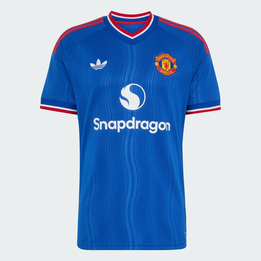 Adidas Manchester United uitvoetbalshirt 2026 2027 met officiële clubdetails op model Kickoff Antwerpen