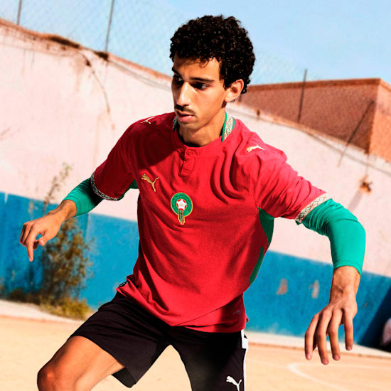Rood Puma FRMF Marokko Home Jersey voor het WK 2026 met officieel Marokkaans bondsembleem, verkrijgbaar bij voetbalshop Kickoff Antwerpen.