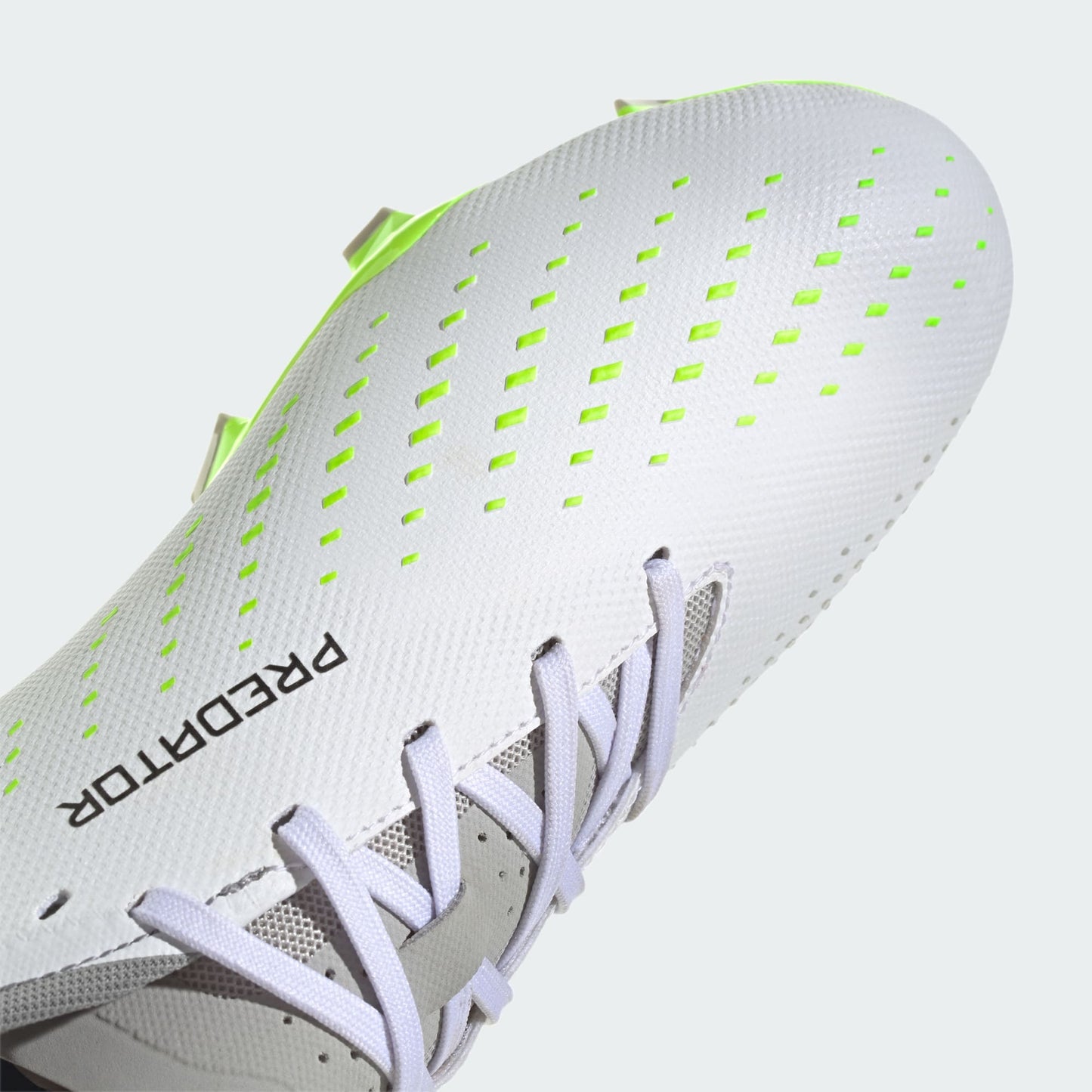 PREDATOR ACCURACY.3 L FG voetbalschoenen (zwart/WIT) detailfoto. Hoge resolutie van de High Definition Texture voor grip. Kickoff Antwerpen.
