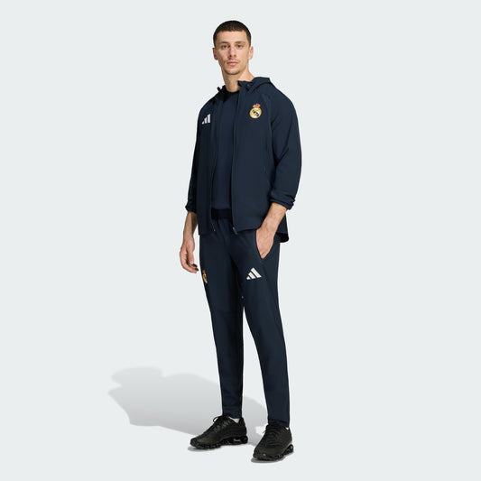 Adidas Real Madrid TT trainingspak 2026 2027 blauw met clublogo en Adidas strepen op model Kickoff Antwerpen