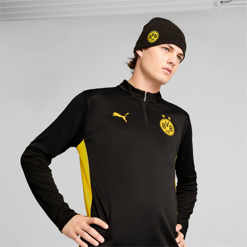 Officiële Puma BVB Borussia Dortmund Cuffed Beanie met geborduurd BVB-logo, beschikbaar bij Kickoff Antwerpen.