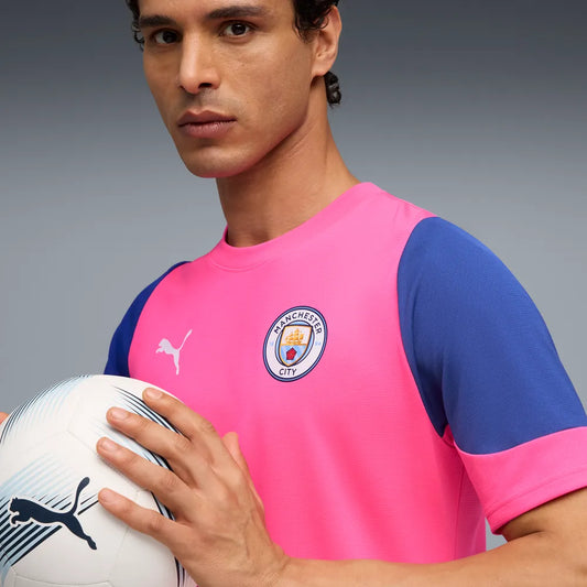 PUMA Manchester City Training Jersey 2025 2026 Fluro Pink Pes - Vivid Blue Kickoff Antwerpen voetbalshop voetbalshirt