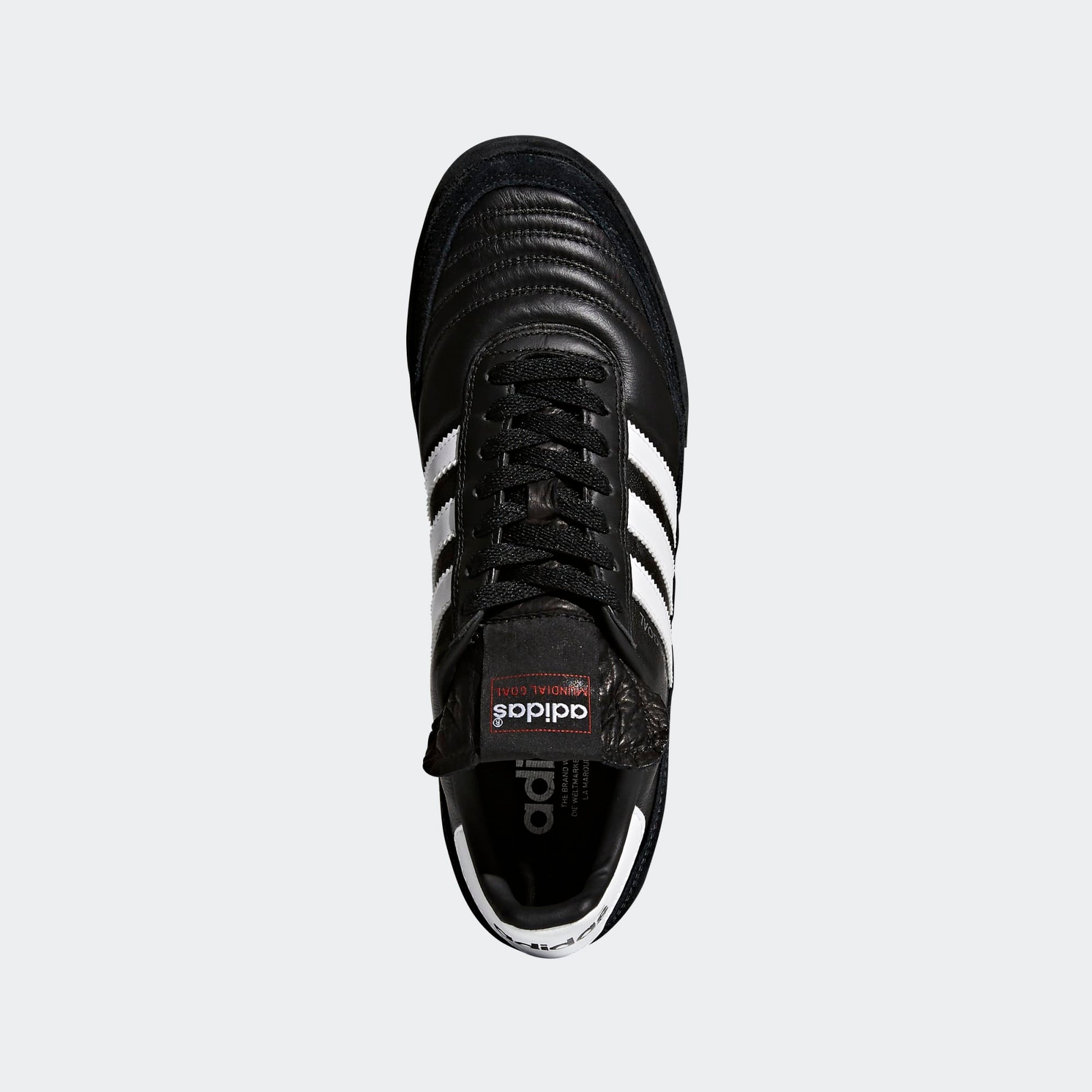 Hoofdafbeelding van de zwarte en witte Adidas Mundial Goal zaalvoetbalschoenen met non-marking zool, verkrijgbaar bij Kickoff Antwerpen voetbalshop.