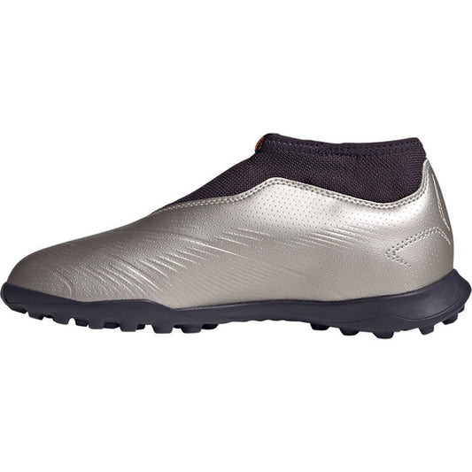 Zijaanzicht van de adidas PREDATOR LEAGUE LL TF J met PREDATOR Ribs voor verbeterde balcontrole.