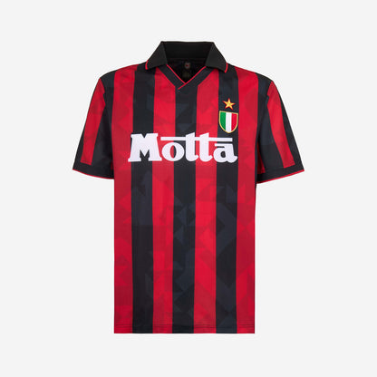 AC Milan historisch retro thuisshirt 1993 1994 met klassieke rode en zwarte banen op model Kickoff Antwerpen