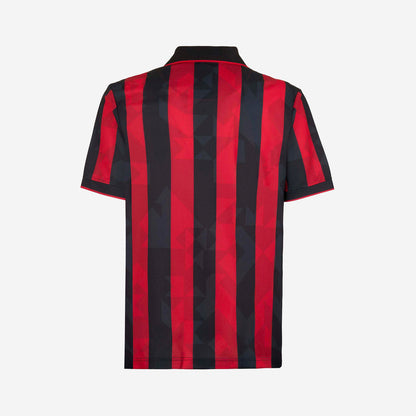 AC Milan historisch retro thuisshirt 1993 1994 met klassieke rode en zwarte banen op model Kickoff Antwerpen