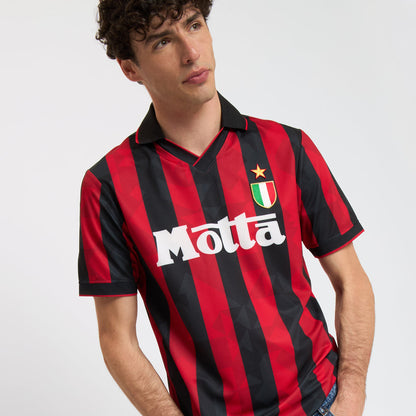 AC Milan historisch retro thuisshirt 1993 1994 met klassieke rode en zwarte banen op model Kickoff Antwerpen