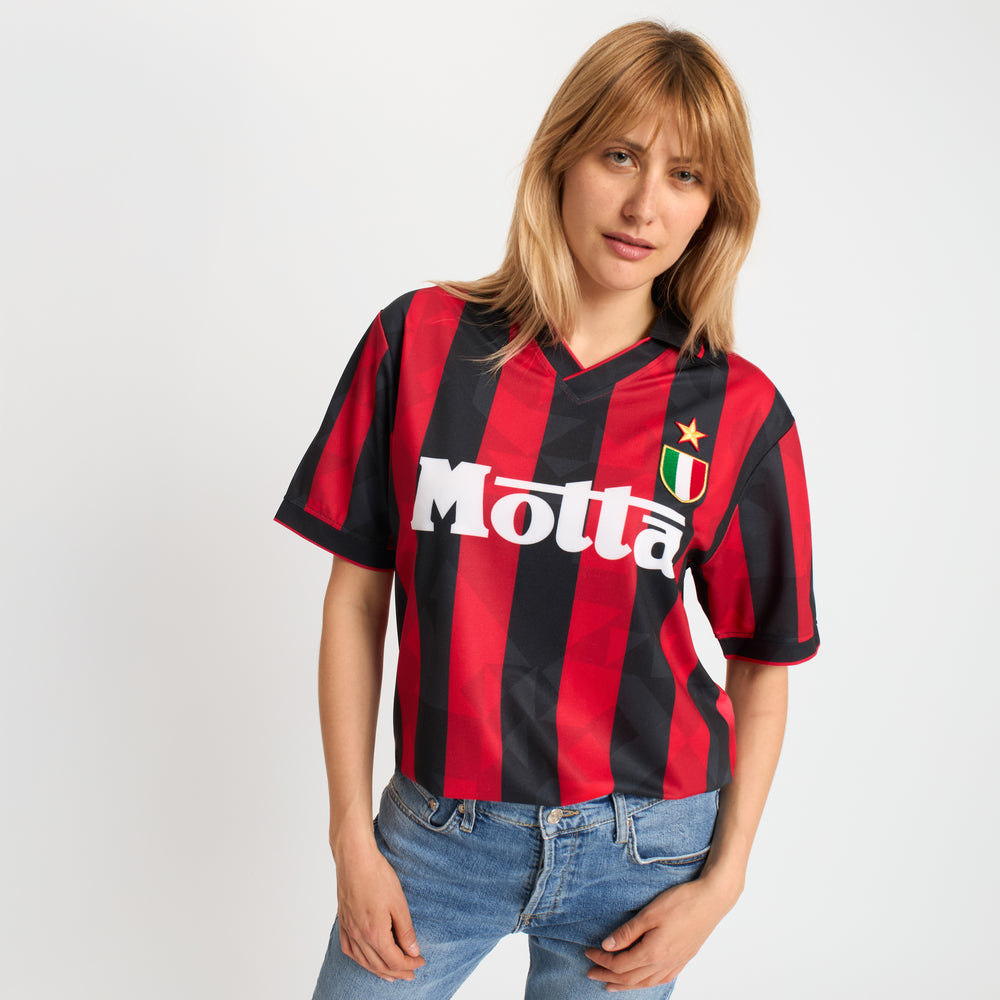 AC Milan historisch retro thuisshirt 1993 1994 met klassieke rode en zwarte banen op model Kickoff Antwerpen