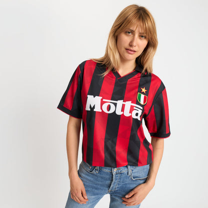 AC Milan historisch retro thuisshirt 1993 1994 met klassieke rode en zwarte banen op model Kickoff Antwerpen