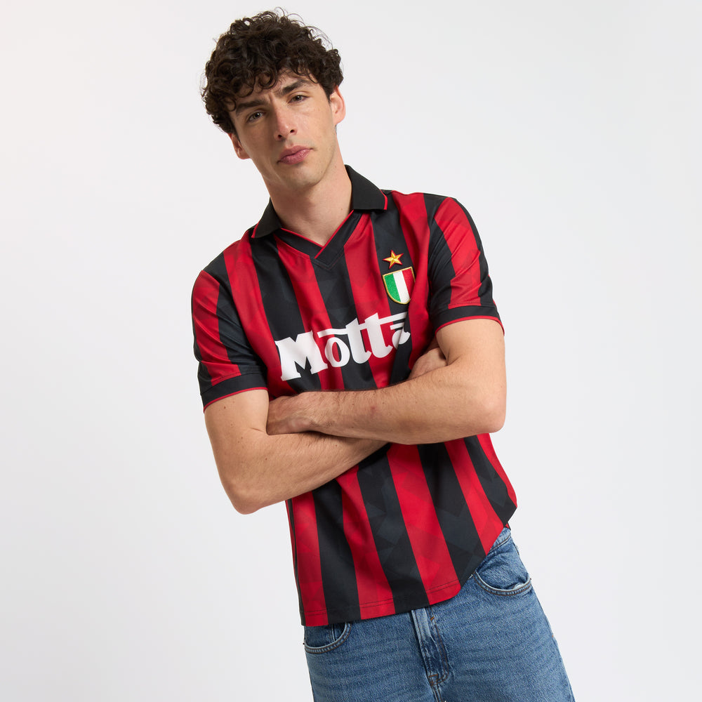 AC Milan historisch retro thuisshirt 1993 1994 met klassieke rode en zwarte banen op model Kickoff Antwerpen