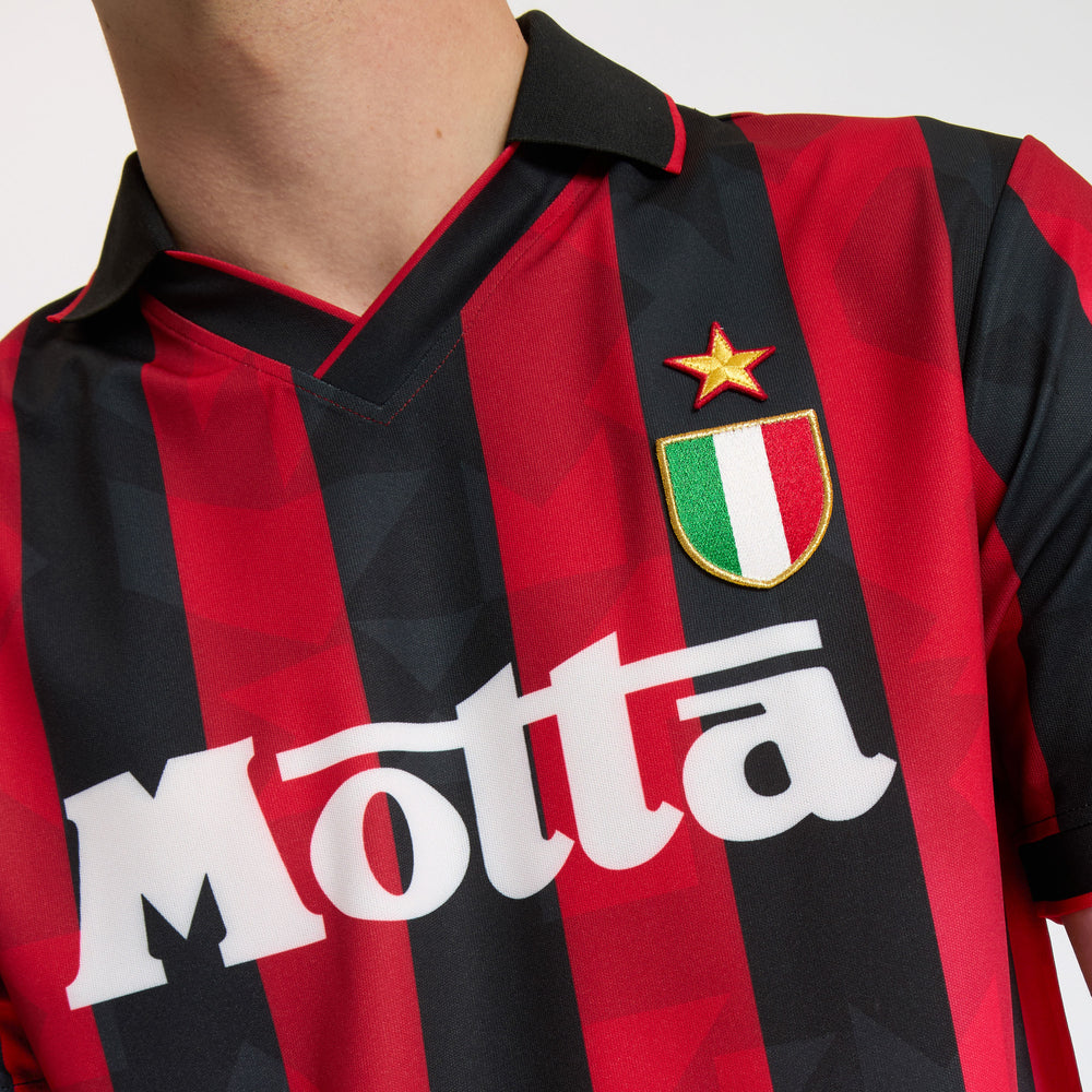 AC Milan historisch retro thuisshirt 1993 1994 met klassieke rode en zwarte banen op model Kickoff Antwerpen
