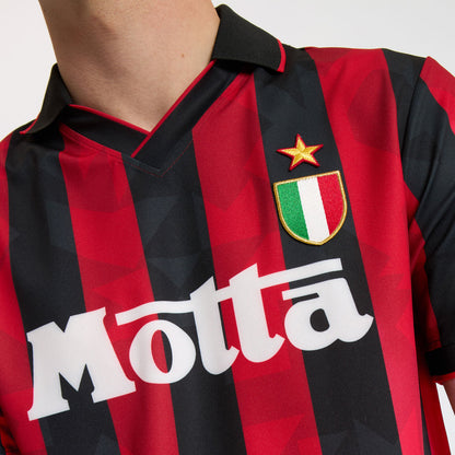 AC Milan historisch retro thuisshirt 1993 1994 met klassieke rode en zwarte banen op model Kickoff Antwerpen