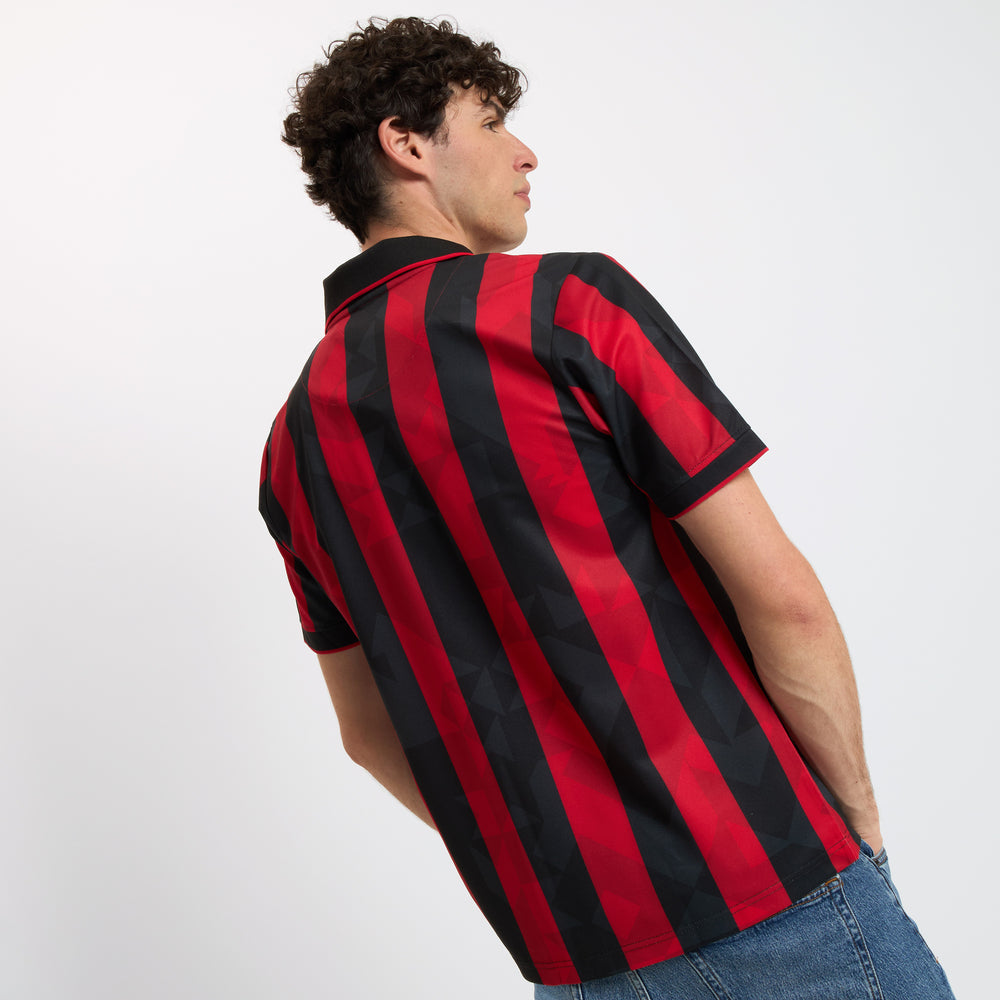 AC Milan historisch retro thuisshirt 1993 1994 met klassieke rode en zwarte banen op model Kickoff Antwerpen