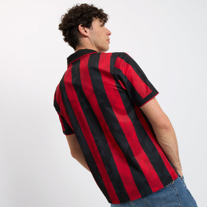 AC Milan historisch retro thuisshirt 1993 1994 met klassieke rode en zwarte banen op model Kickoff Antwerpen