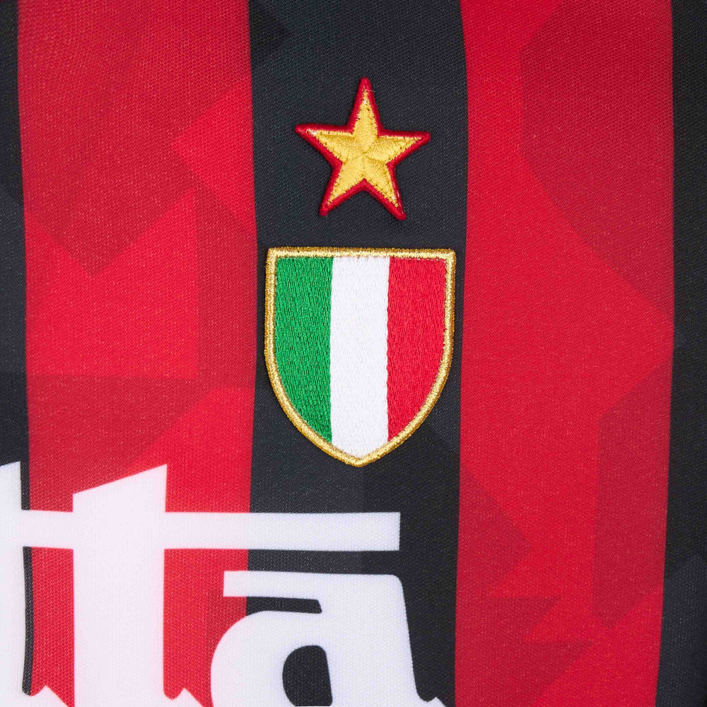 AC Milan historisch retro thuisshirt 1993 1994 met klassieke rode en zwarte banen op model Kickoff Antwerpen