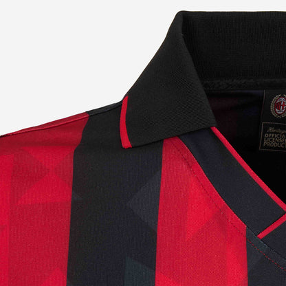AC Milan historisch retro thuisshirt 1993 1994 met klassieke rode en zwarte banen op model Kickoff Antwerpen