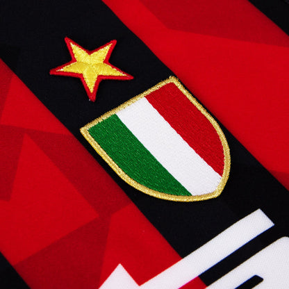 AC Milan historisch retro thuisshirt 1993 1994 met klassieke rode en zwarte banen op model Kickoff Antwerpen