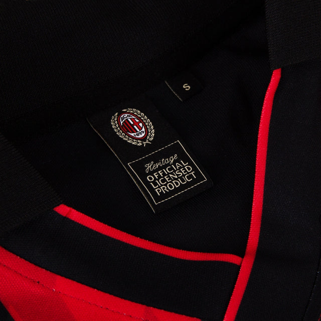 AC Milan historisch retro thuisshirt 1993 1994 met klassieke rode en zwarte banen op model Kickoff Antwerpen