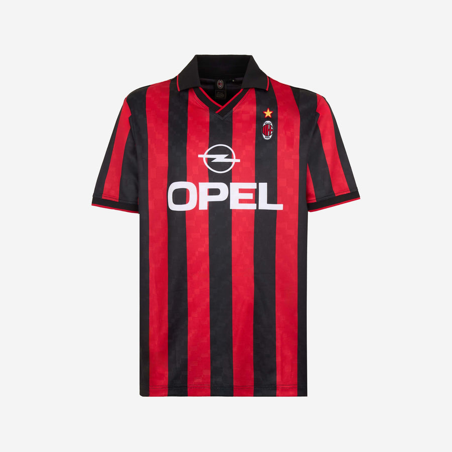 AC Milan historisch retro thuisshirt 1995 1996 met klassieke rood zwarte banen op model Kickoff Antwerpen