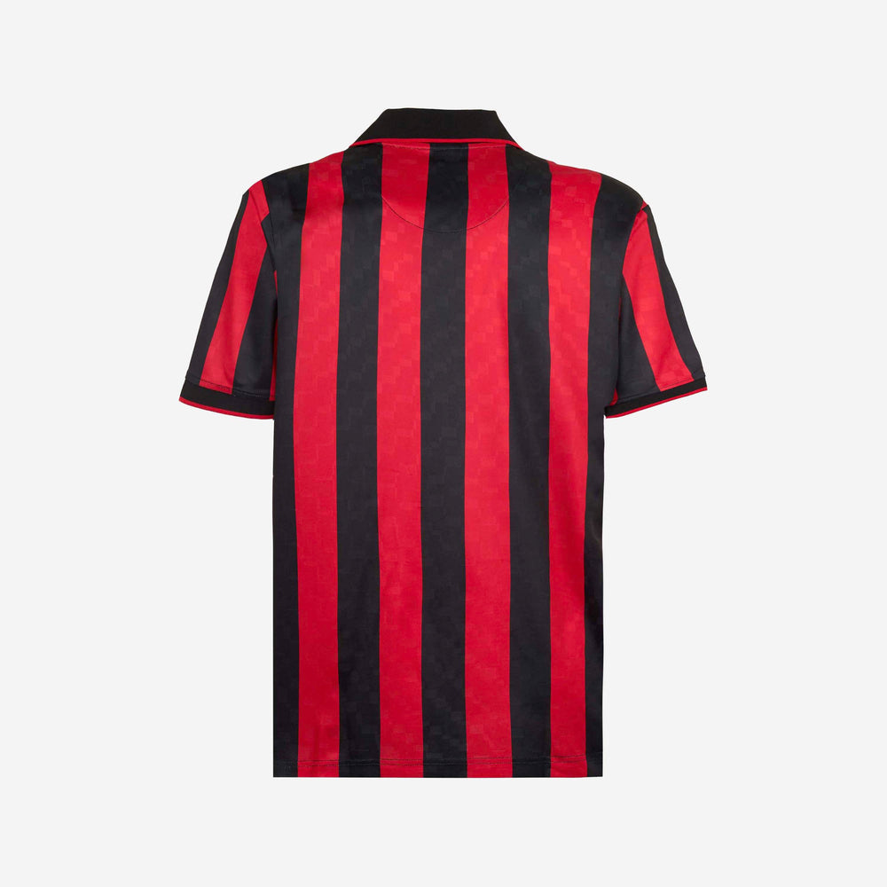 AC Milan historisch retro thuisshirt 1995 1996 met klassieke rood zwarte banen op model Kickoff Antwerpen