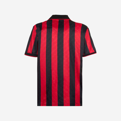AC Milan historisch retro thuisshirt 1995 1996 met klassieke rood zwarte banen op model Kickoff Antwerpen