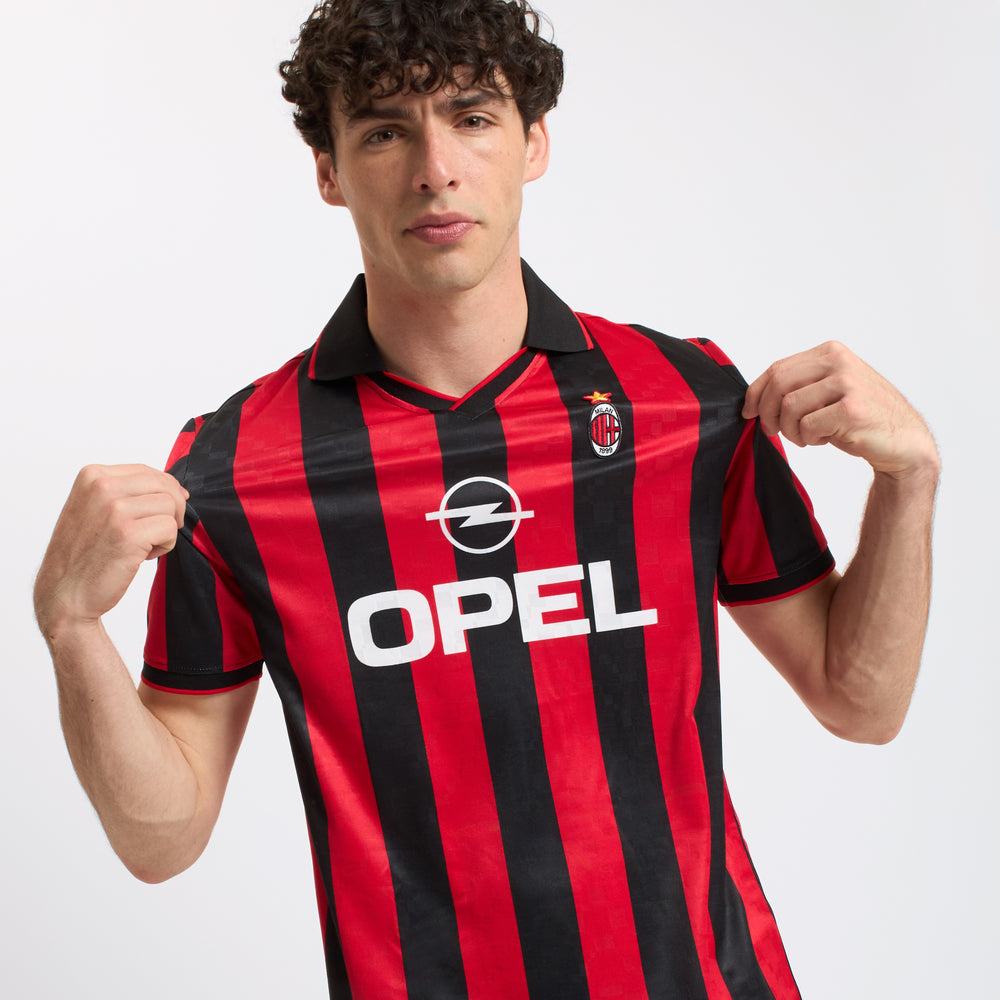 AC Milan historisch retro thuisshirt 1995 1996 met klassieke rood zwarte banen op model Kickoff Antwerpen