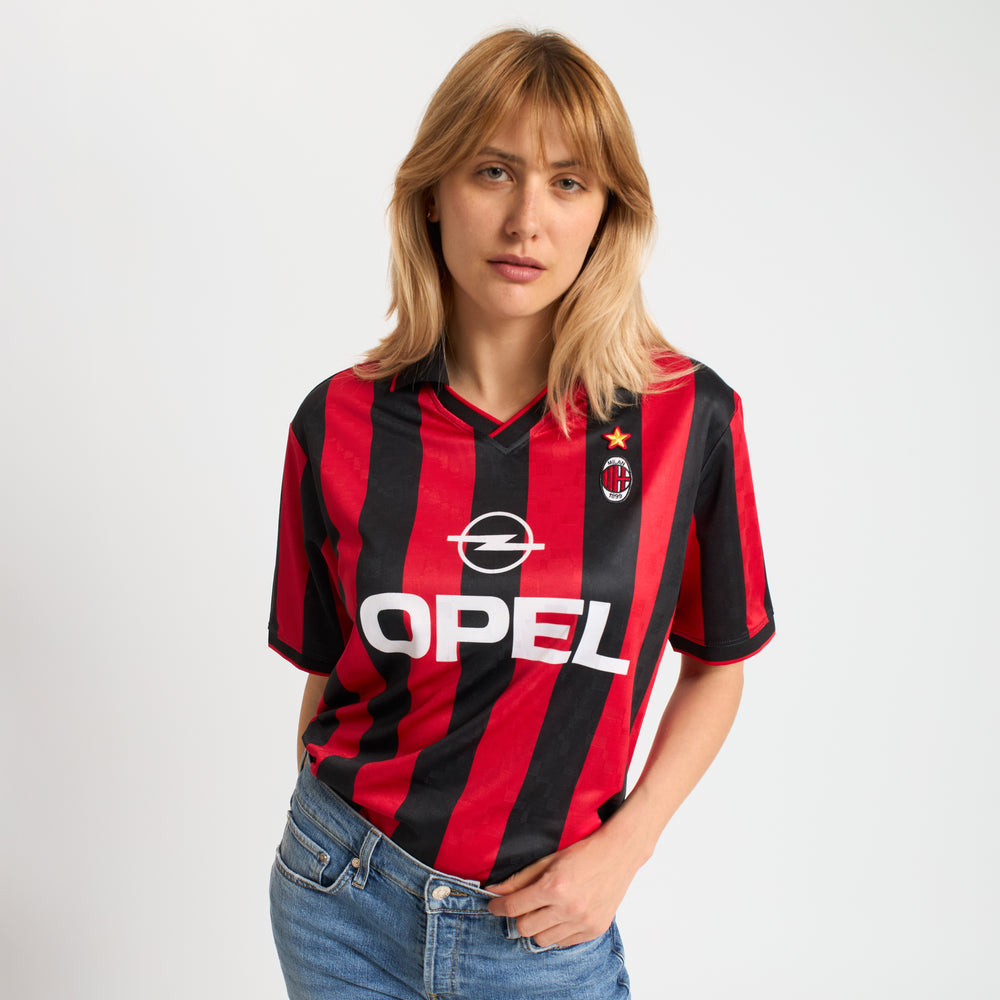 AC Milan historisch retro thuisshirt 1995 1996 met klassieke rood zwarte banen op model Kickoff Antwerpen