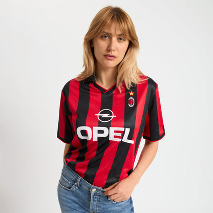 AC Milan historisch retro thuisshirt 1995 1996 met klassieke rood zwarte banen op model Kickoff Antwerpen