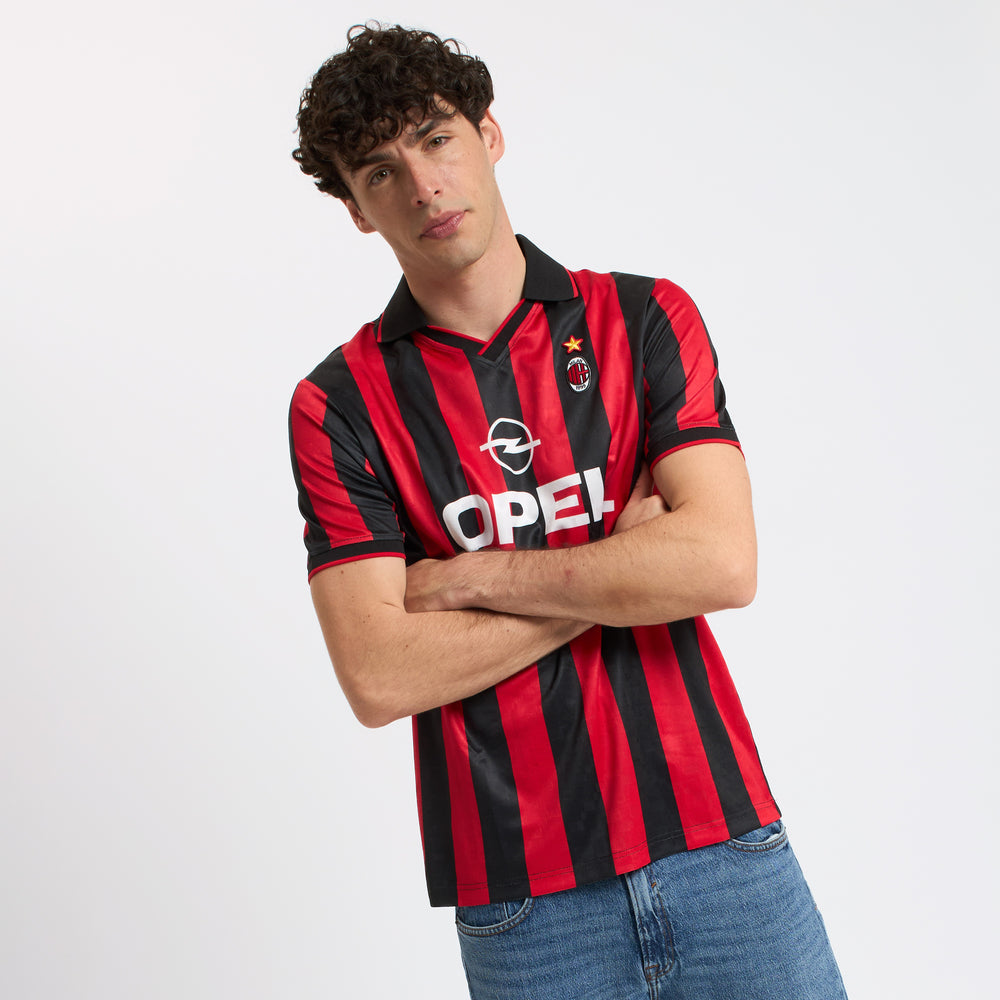 AC Milan historisch retro thuisshirt 1995 1996 met klassieke rood zwarte banen op model Kickoff Antwerpen