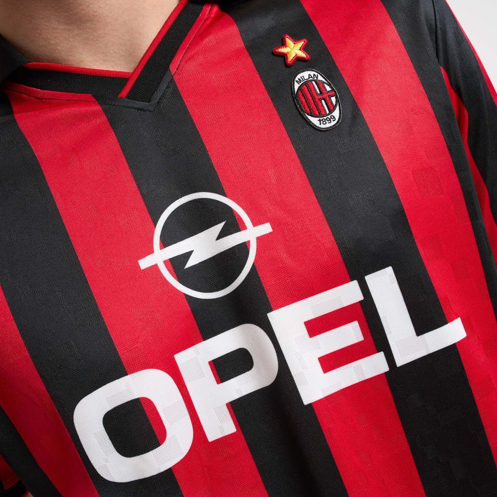 AC Milan historisch retro thuisshirt 1995 1996 met klassieke rood zwarte banen op model Kickoff Antwerpen