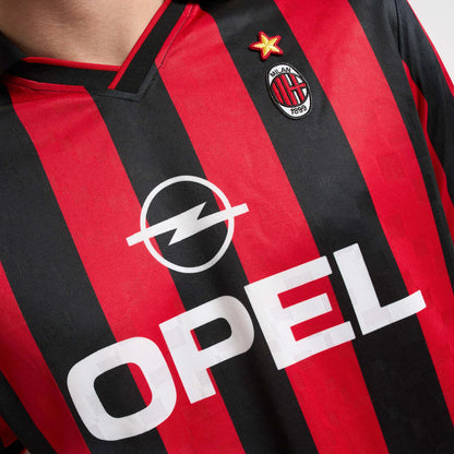 AC Milan historisch retro thuisshirt 1995 1996 met klassieke rood zwarte banen op model Kickoff Antwerpen