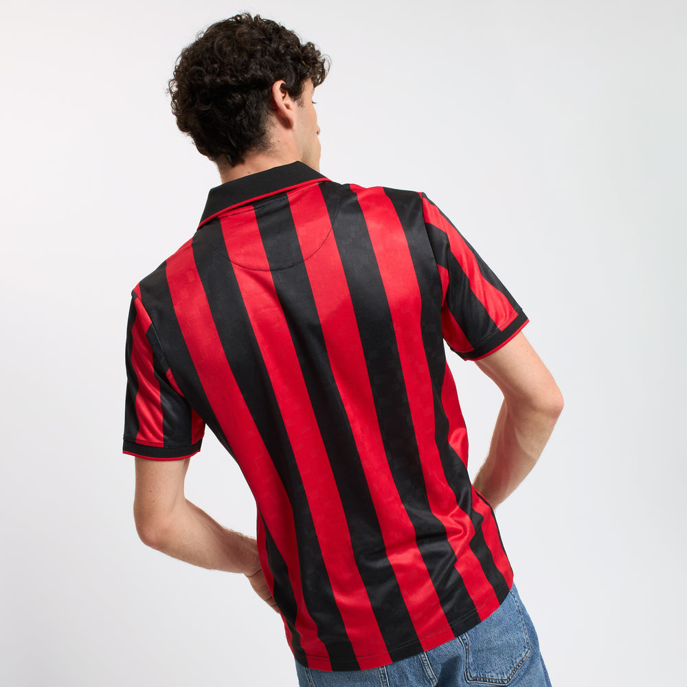 AC Milan historisch retro thuisshirt 1995 1996 met klassieke rood zwarte banen op model Kickoff Antwerpen