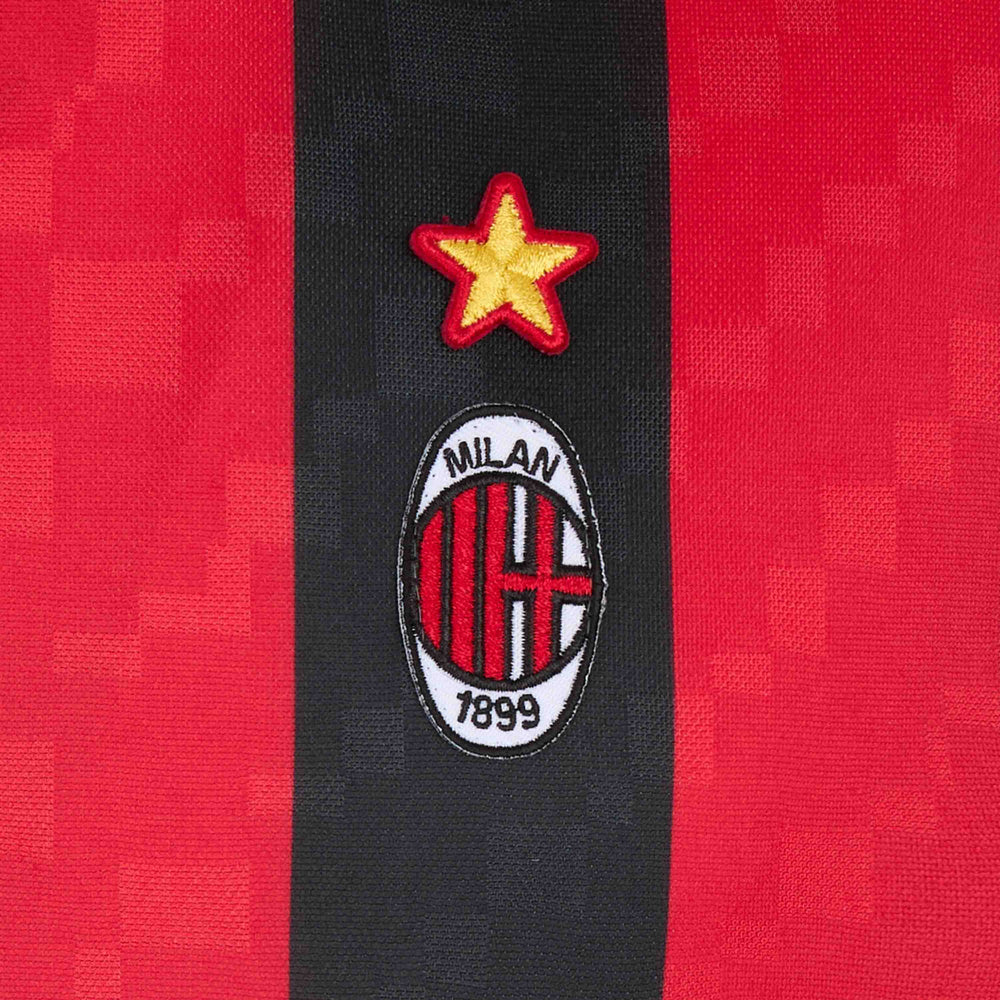 AC Milan historisch retro thuisshirt 1995 1996 met klassieke rood zwarte banen op model Kickoff Antwerpen
