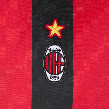 AC Milan historisch retro thuisshirt 1995 1996 met klassieke rood zwarte banen op model Kickoff Antwerpen